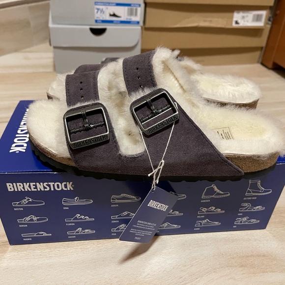 NEW WITHOUT BOX- Birkenstock Arizona Fur in Stormy Gray - Size 7 - Picture 4 of 6